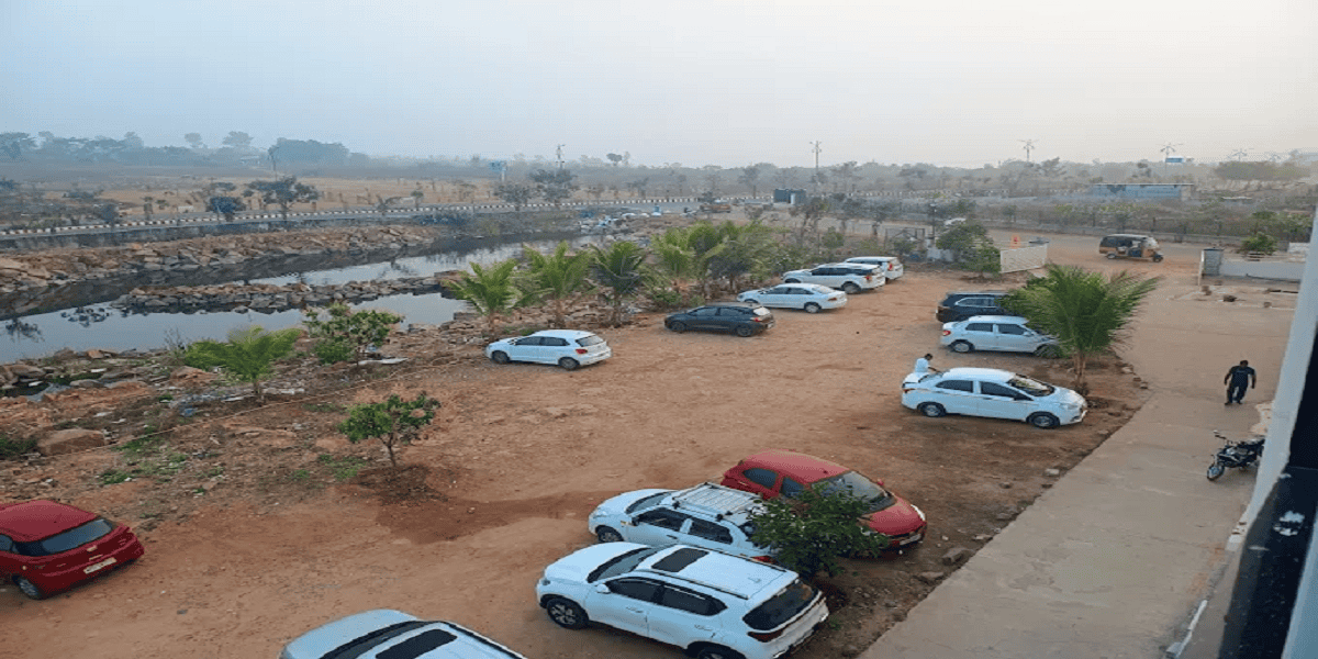 sri guru sadan parking width=